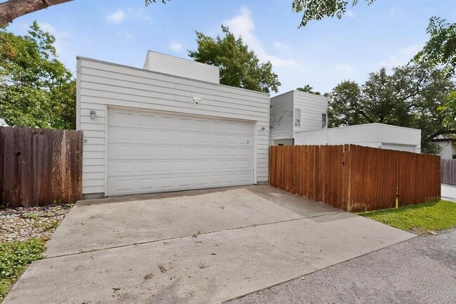 Building Photo - 807 W Gibson St