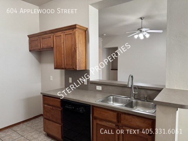 Building Photo - 604 Applewood St