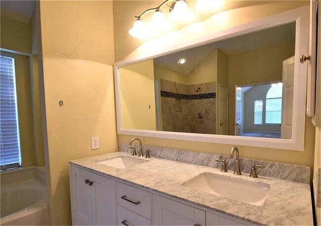 Building Photo - 2708 Cascade Dr