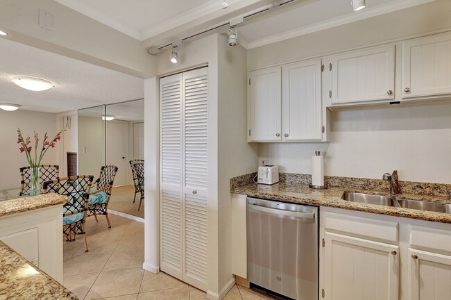 Building Photo - For Annual Rent 2 Bedroom 2 Bath Updated B...