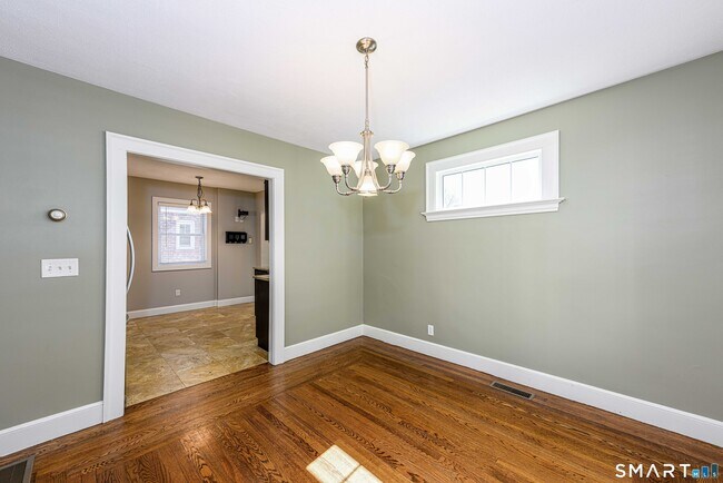 Building Photo - 186 School St