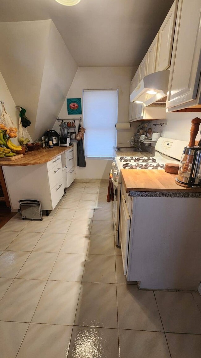 Building Photo - 1870 E 12th St