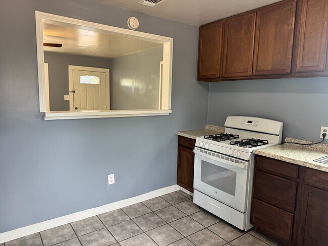 Building Photo - Charming 3 Bedroom 1 Bath Home