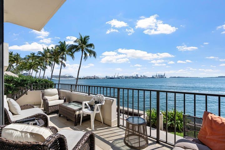 Building Photo - 520 Brickell Key Dr