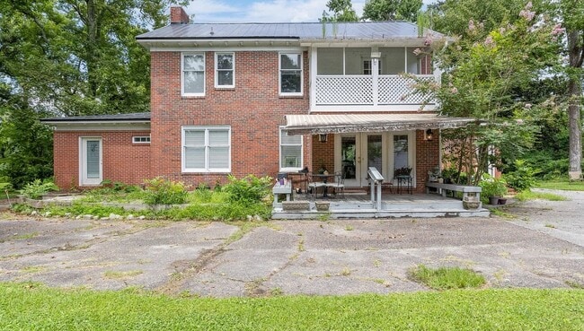 Building Photo - 2104 Castle Hayne Rd