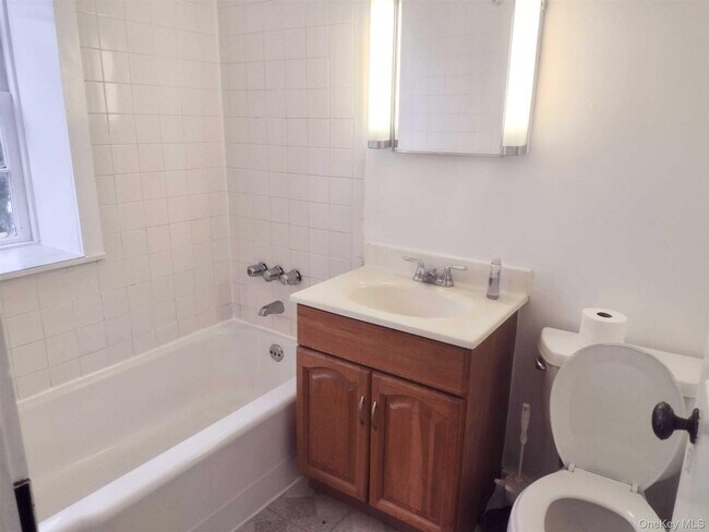 Building Photo - 1612 Main St