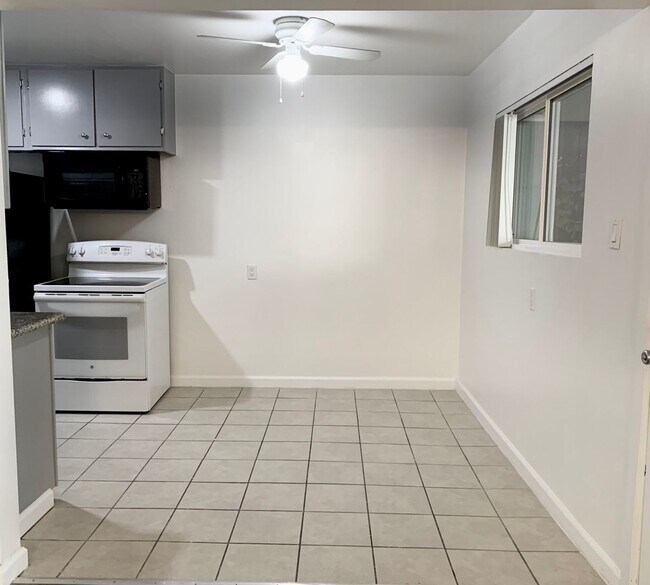 Interior Photo - 9820 Exposition