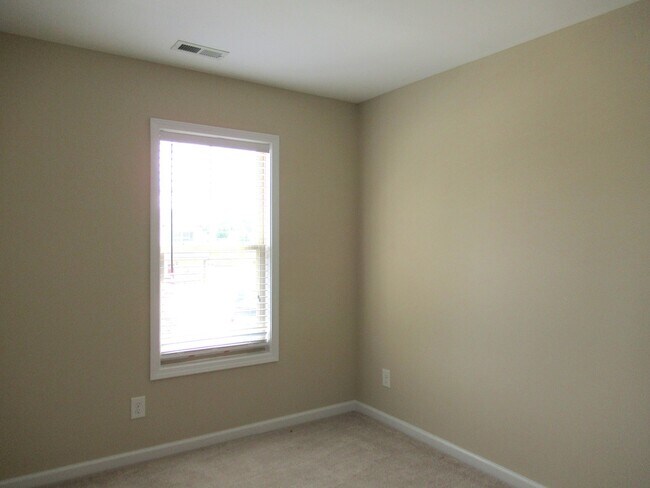 Building Photo - Three Bedroom Townhome in Richlands Close to Everything!!