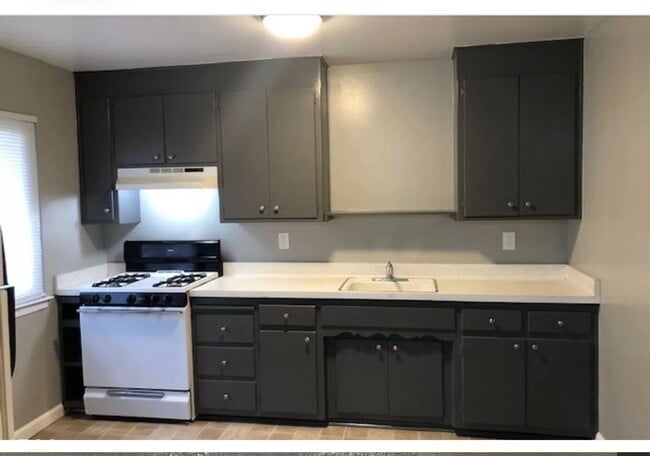 Building Photo - $500 off First Month Rent! Updated Two bedroom, one bathroom close to shopping and schools!