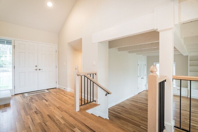 Building Photo - Escape to the Country, Spacious Contemporary in Wilsonville with Shop