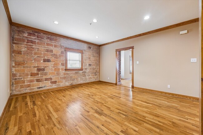 Building Photo - 215 W Norma St