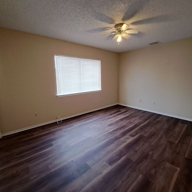 Building Photo - Quaint 3 bedroom close to town!