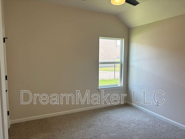 Building Photo - 3002 Holw Crst Ln