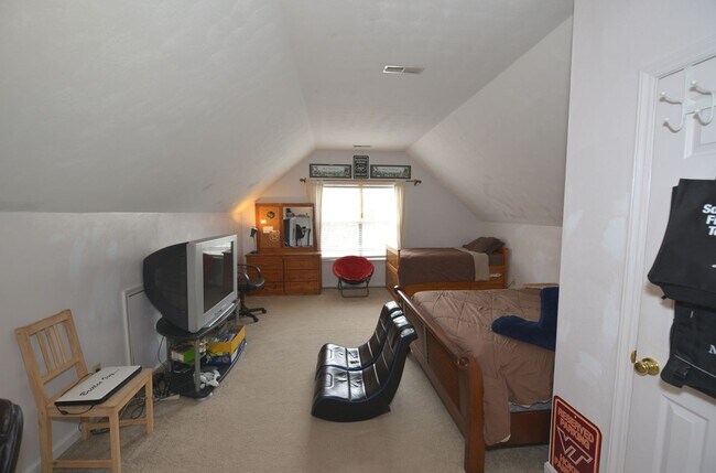 Building Photo - Quiet Cul-de -sac