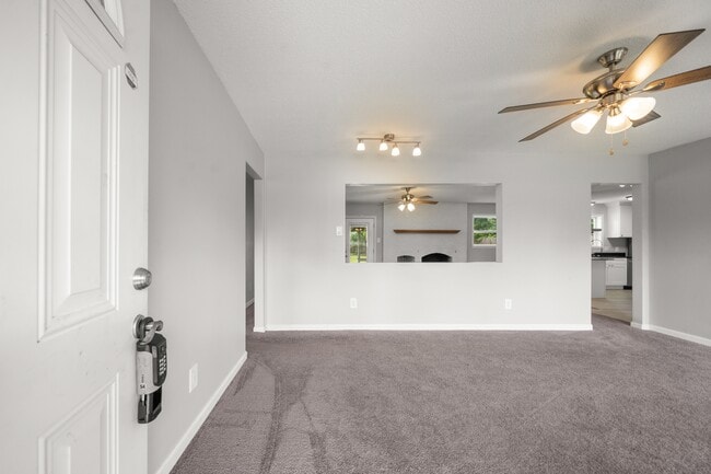Building Photo - 206 Mockingbird St