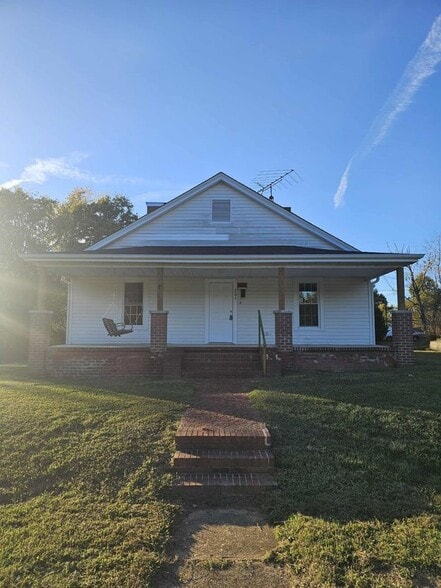 Primary Photo - 761 Circle Dr