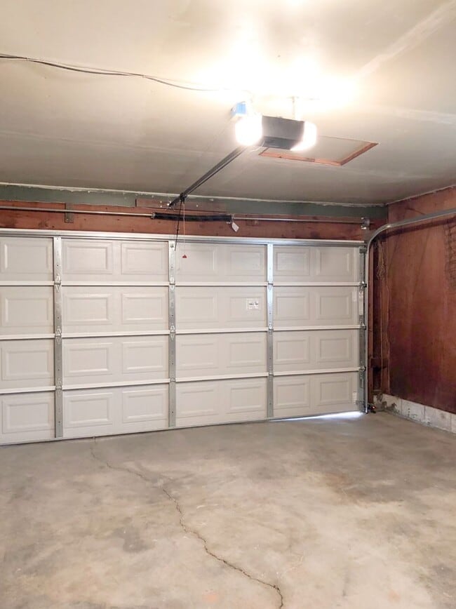 Building Photo - 3 Bedroom, 2 Bath Moyina Heights Home