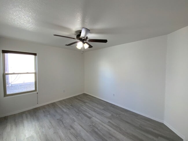 Building Photo - 4 Bedroom Single Story Home Available in C...