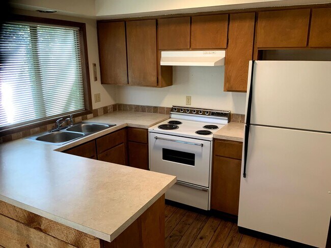 Building Photo - Two Bedroom Duplex in South Hills Area