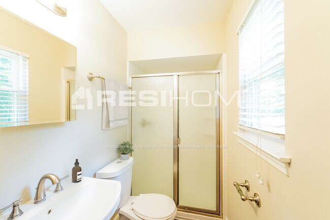 Building Photo - 1115 Shadow Creek Dr Ne