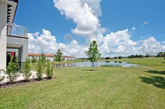Building Photo - 2025 Greenbriar Ter