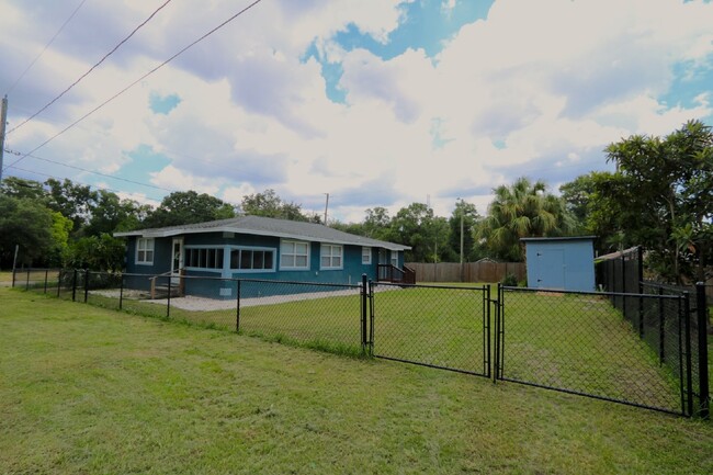 Building Photo - Like new 3bed/2bath home Tampa