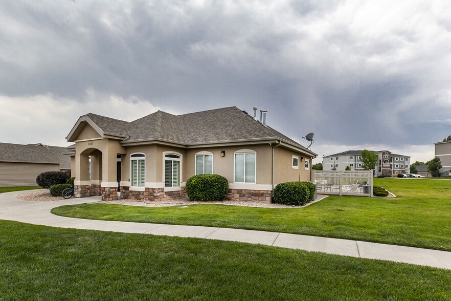 clubhouse - 1881 N Crest Rd