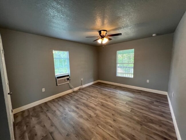 Building Photo - Wheatley Heights Gem