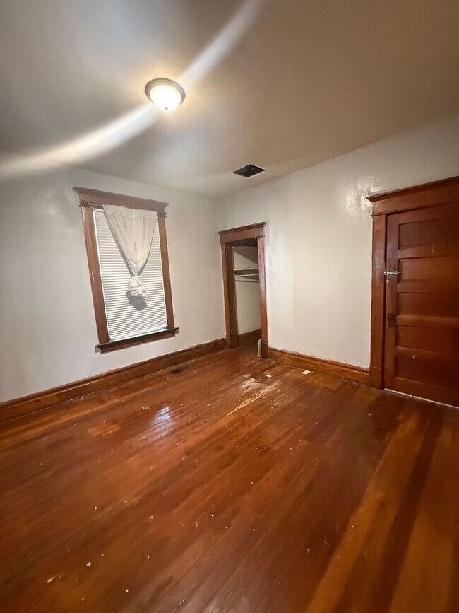 Building Photo - Large 7 bedroom, 2 bath home.