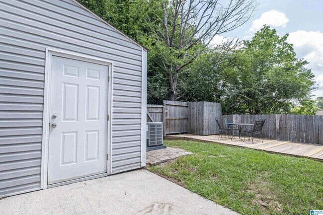 Building Photo - 1402 Applegate Dr