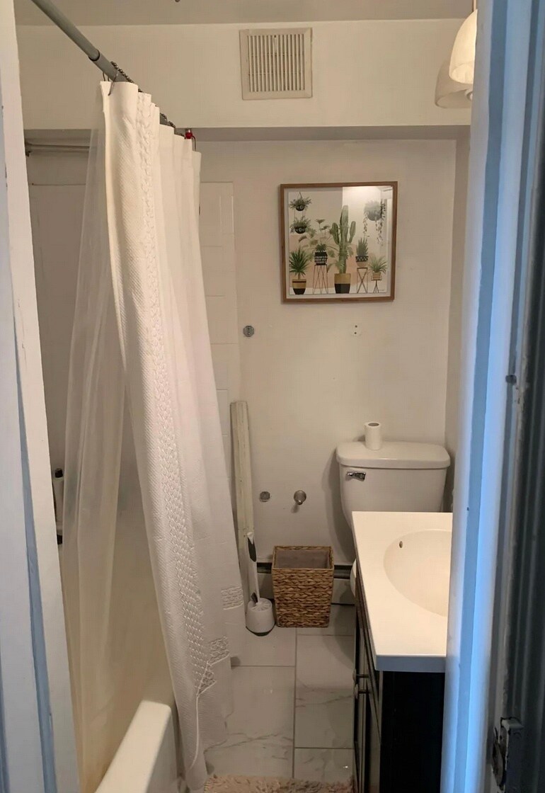 Bathroom 2 - 2118 Fitzwater St