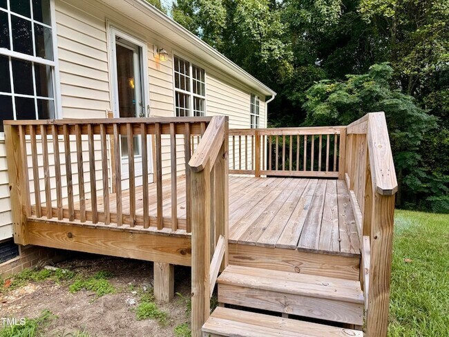 Building Photo - 1000 Meadowgreen Dr