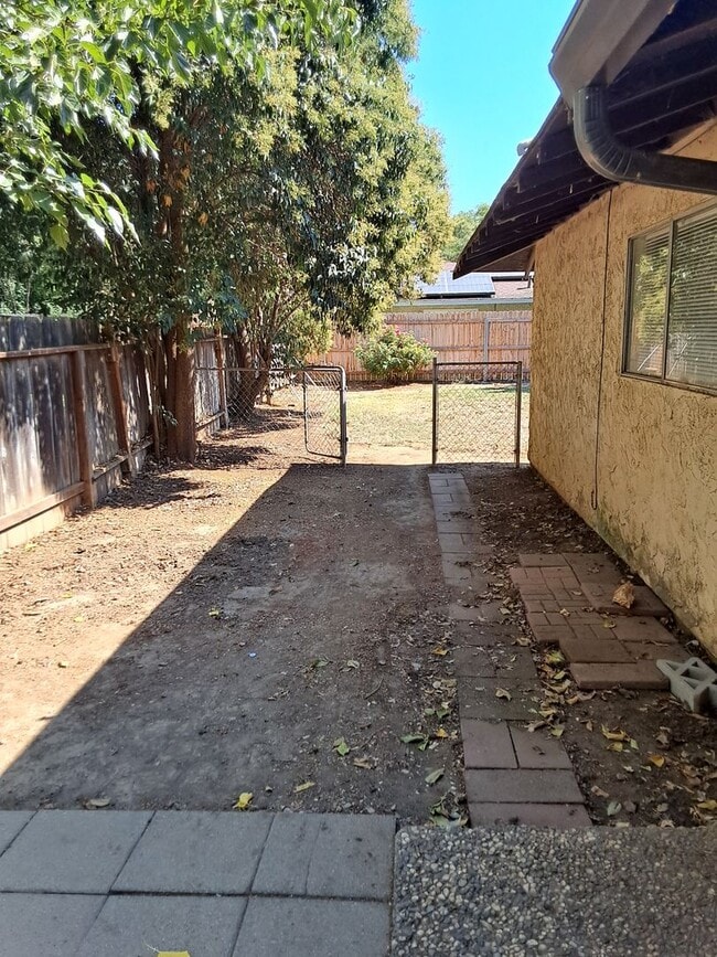 Building Photo - 3 bedroom duplex