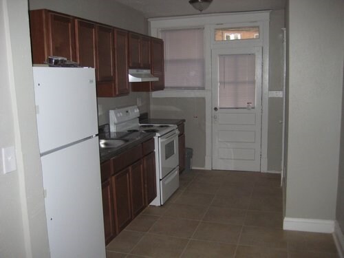 Kitchen - 3900-3912 Ray Ave