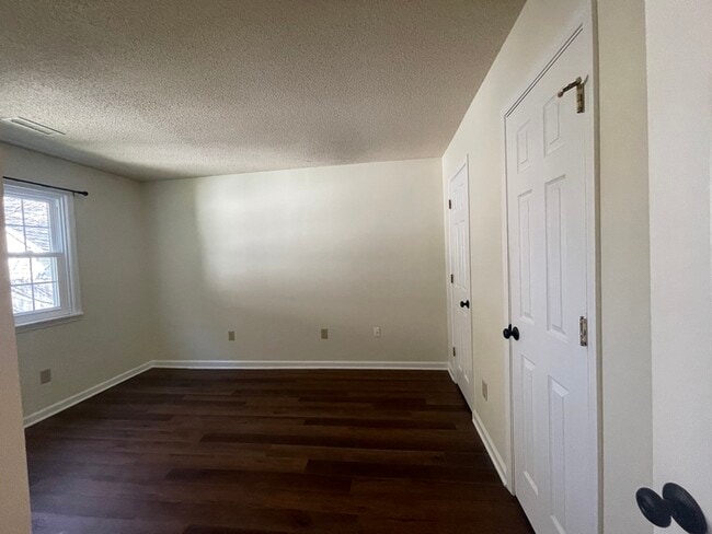 Building Photo - Recently Renovated!!Beautiful 3BR home.