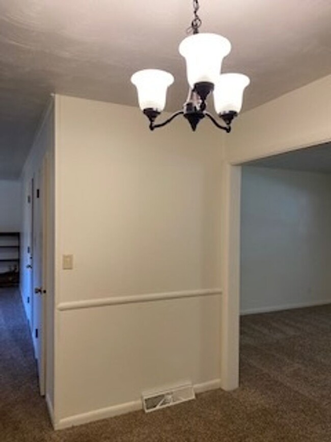 Building Photo - 3 Bed, 1 1/2 Bath, 1 Car Garage, Fenced Yard!