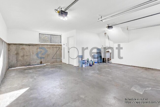 Building Photo - 7640 SW Whitford Dr