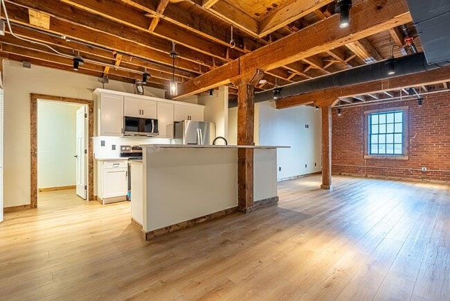 Building Photo - 453 E Main St