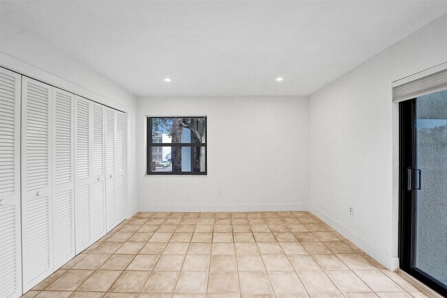 Building Photo - 4040 N Hills Dr