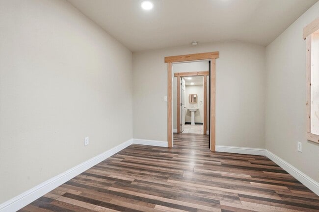 Building Photo - 910 Kaweah St