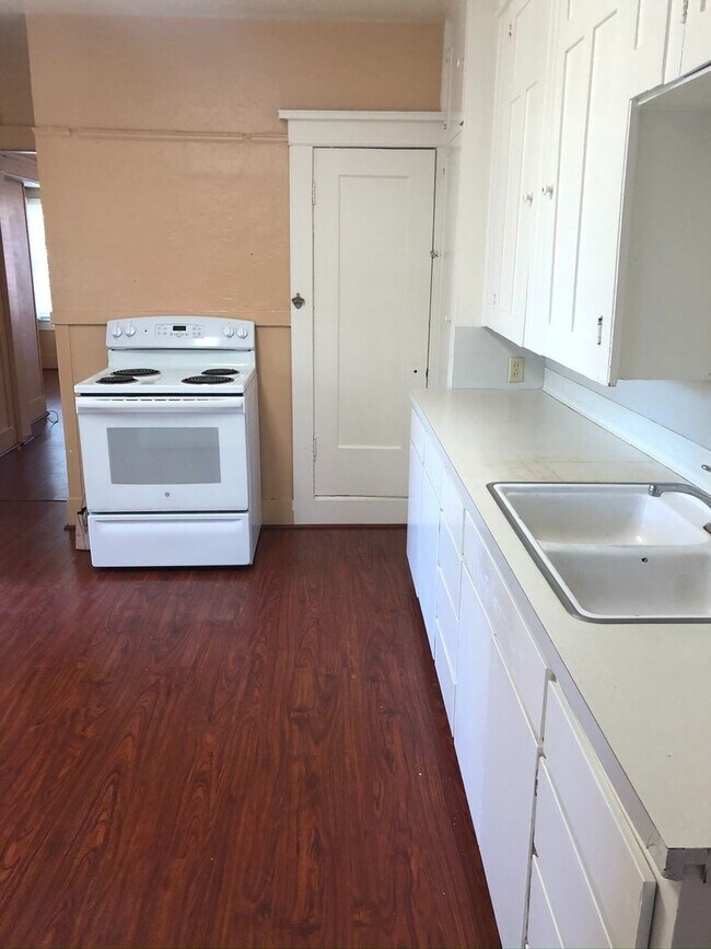 Building Photo - Quaint 2 bedroom duplex near downtown, utilities included!