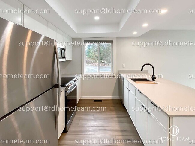 Building Photo - "Charming 1-Bed Waterfront Retreat with Scenic Lake Views & Pool in Kirkland!"