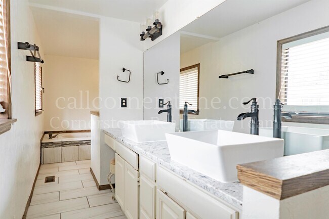 Building Photo - 3427 Clubheights Dr
