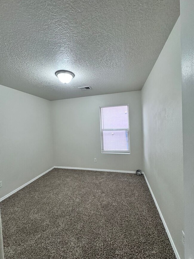 Building Photo - Great 3 bed, 2 bath, 1575 sq ft home in Huning Ranch!