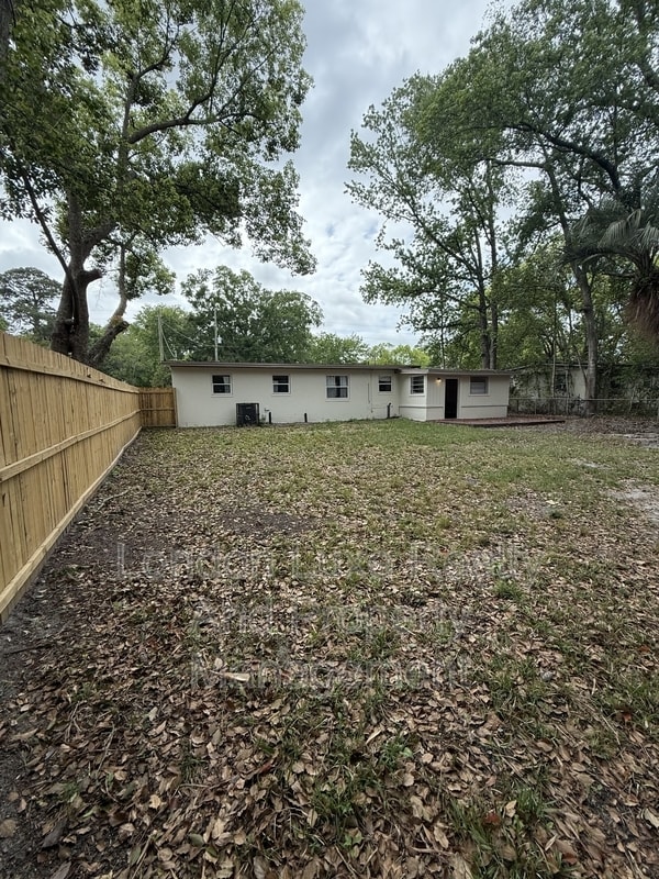 Building Photo - 909 La Marche Dr