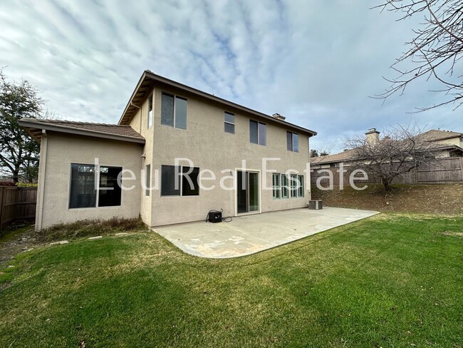 Building Photo - Lovely, 5bd, 3ba home in Serrano, with 3 c...