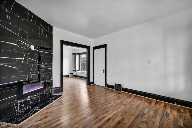 Building Photo - 12001 Oakview Ave