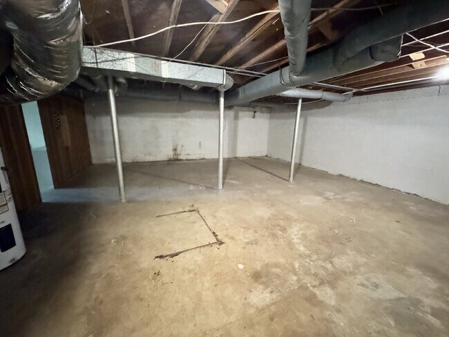 Building Photo - 3 bedroom, 1.5 bathroom single family home
