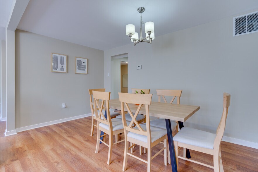Building Photo - 8063 Saint Annes Ct