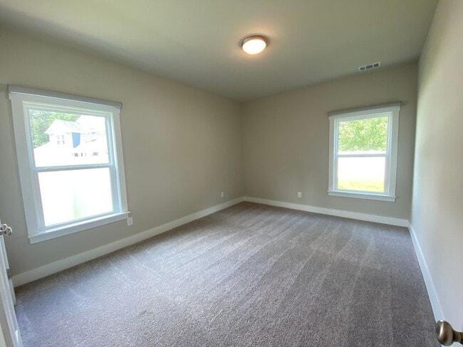 Building Photo - 5 bedrooms 3 bathroom Smart Home